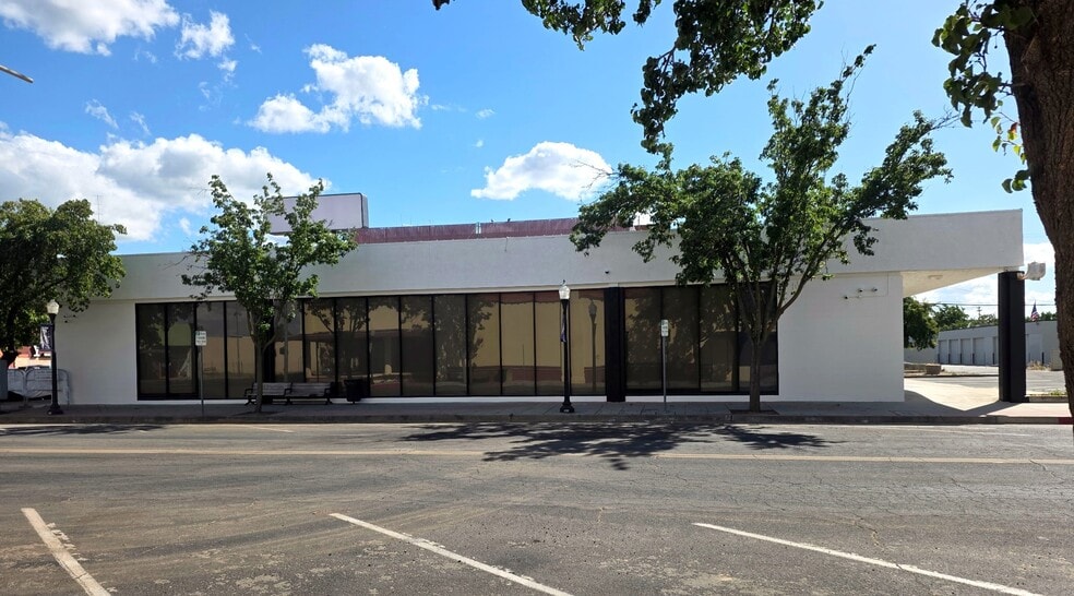 Primary Photo Of 231-233 E Yosemite Ave, Madera Bank For Sale