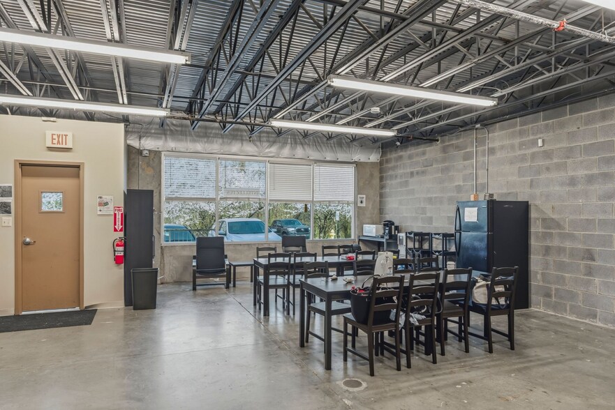 More Photos Of 17857-17889 Fraley Blvd, Dumfries Research And Development For Sale