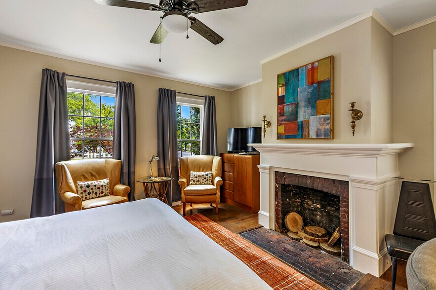 More Photos Of 240 E California St, Jacksonville Hotel For Sale