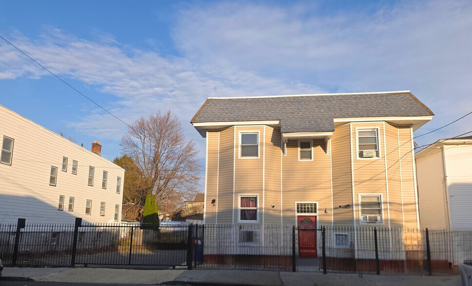 Primary Photo Of 42 42-46 Smith St, Newark Multifamily For Sale