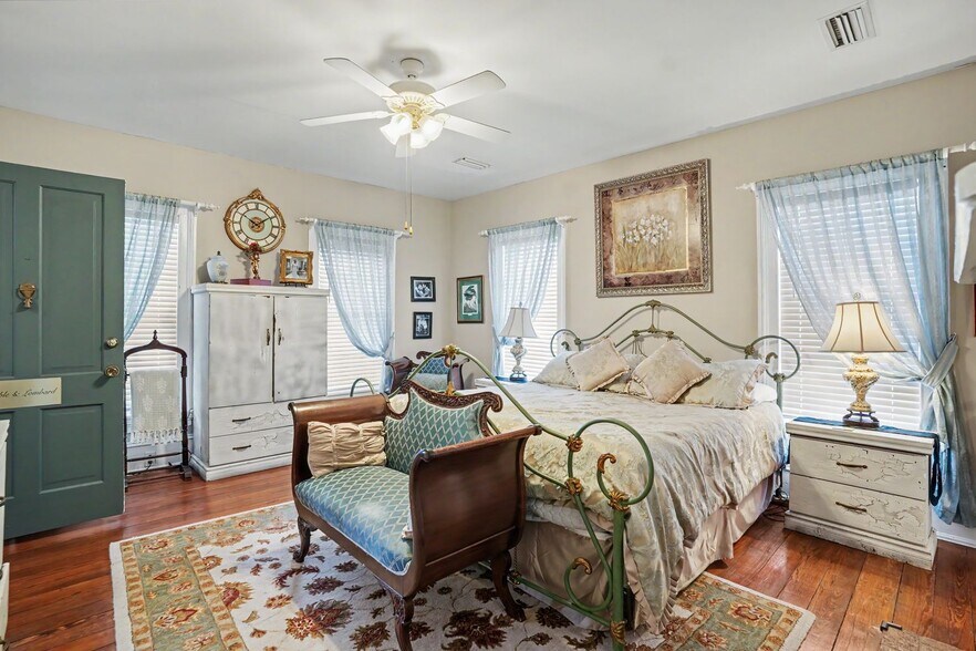 More Photos Of 209 Osborne St, Saint Marys Flex For Sale