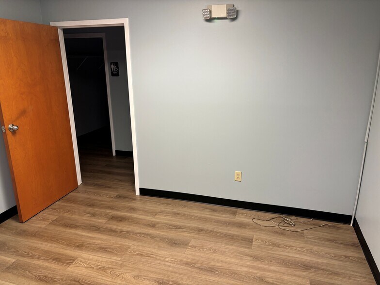 More Photos Of 6695 Colray Ct, Jacksonville Unknown For Lease