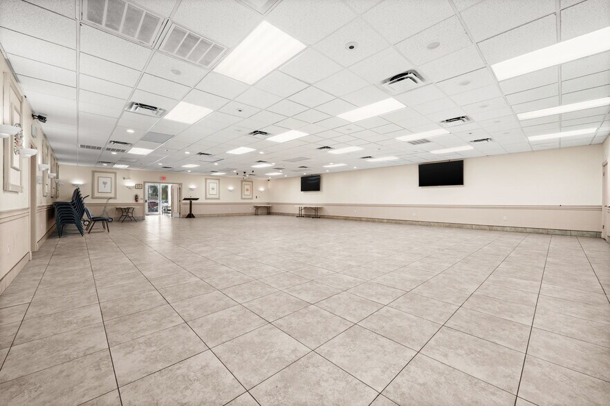 More Photos Of 917 SE 47th Ter, Cape Coral Restaurant For Sale