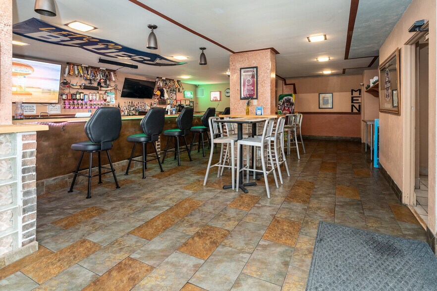 More Photos Of 1329 Walnut St, Murphysboro Office For Sale