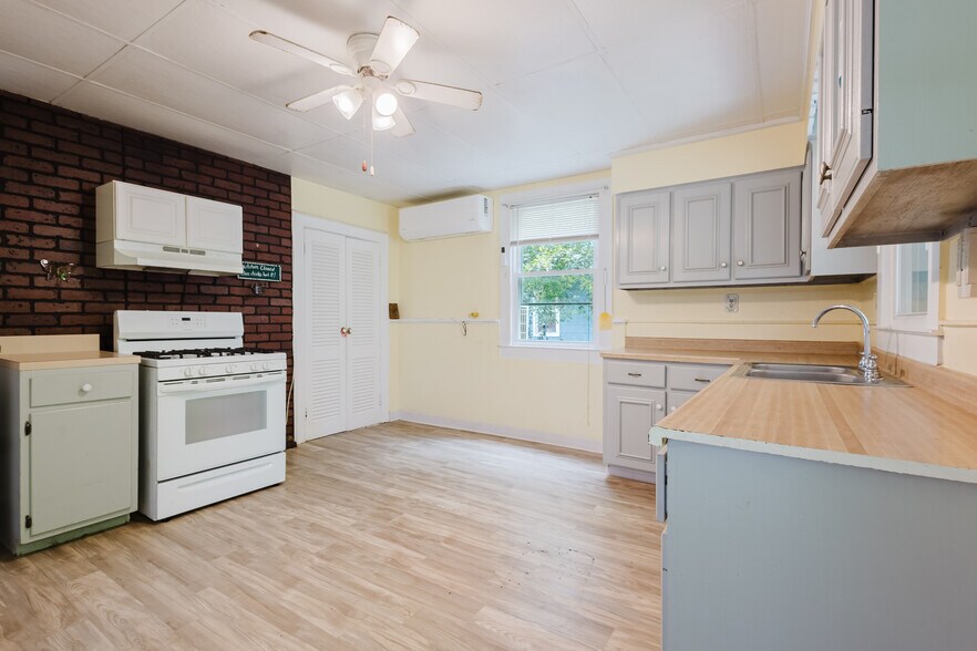 More Photos Of , Lexington Specialty For Sale