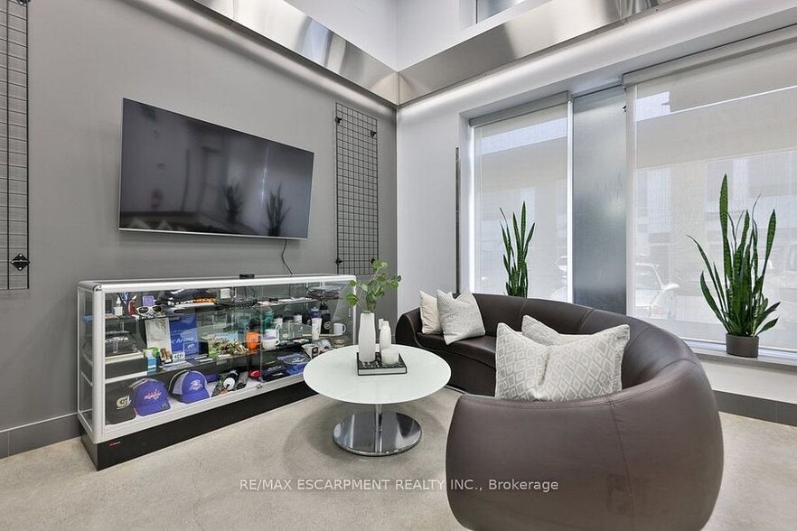 More Photos Of 1225 Queensway E, Mississauga Industrial For Sale