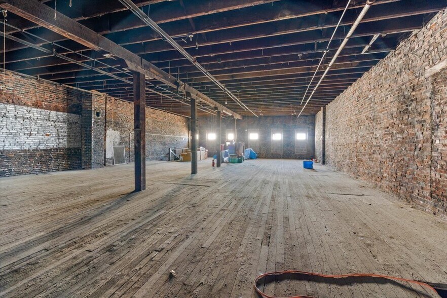 More Photos Of 909 State Line Rd, Kansas City Warehouse For Sale