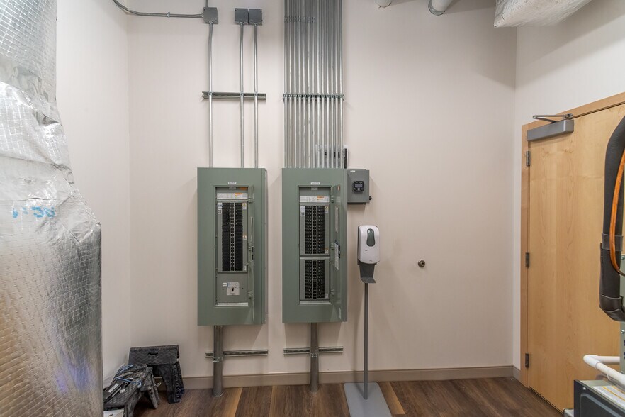 More Photos Of 100-106 S Main st, Ishpeming Flex For Sale