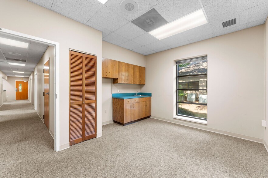 More Photos Of 642 Carpenter Ave, Mooresville Medical For Sale