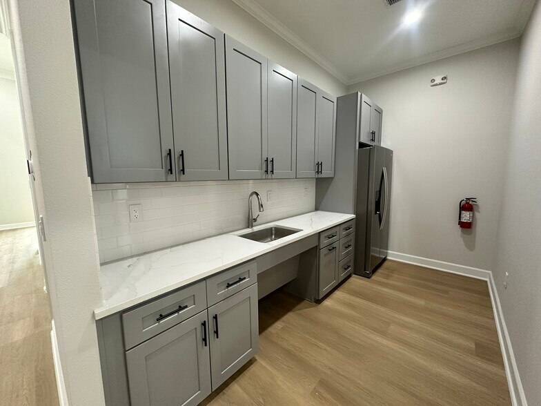 More Photos Of 1325 Main St, Katy Medical For Lease