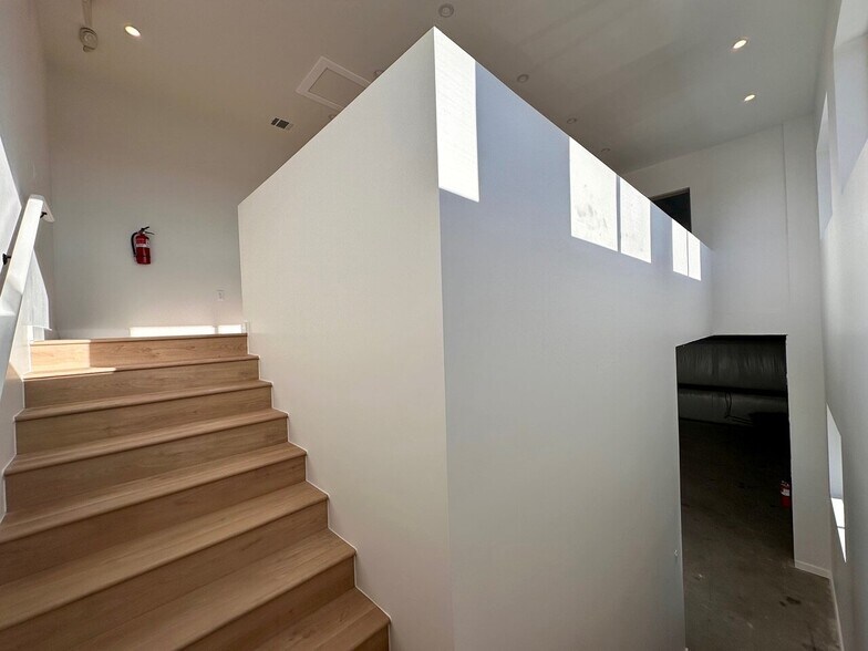 More Photos Of 10100 Darden Hill Rd, Austin Light Distribution For Sale