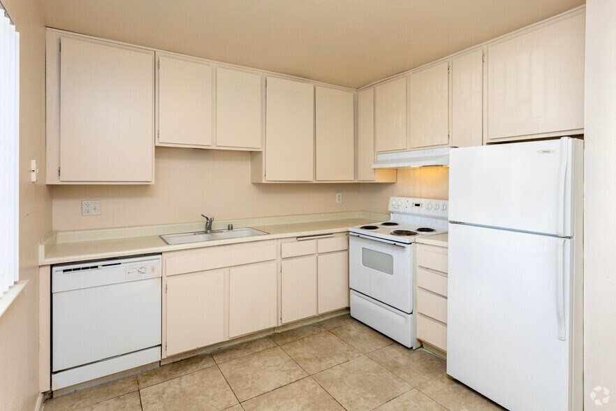 More Photos Of 1905 E Pontiac Way, Fresno Apartments For Sale