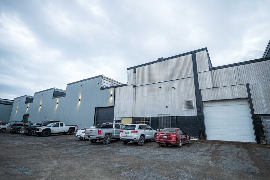 More Photos Of 785 Sir John A Macdonald Blvd, Kingston Distribution For Lease