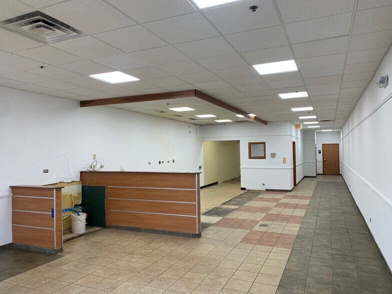 More Photos Of 546-584 S Randall Rd, Saint Charles Unknown For Lease