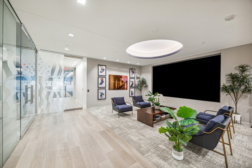 Primary Photo Of 2707 N Loop W, Houston Office For Lease