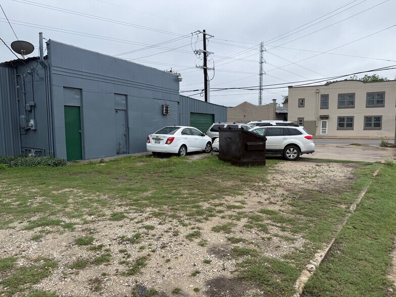 More Photos Of 702 Roosevelt Ave, San Antonio Auto Repair For Sale