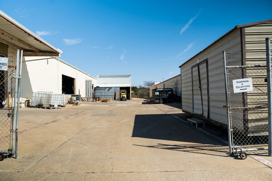 More Photos Of 1630 N Interstate 35 E, Lancaster Flex For Sale