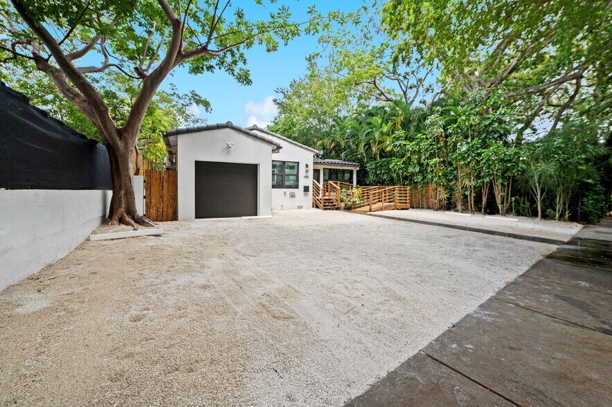 More Photos Of 5981 NE 6th Ave, Miami Office For Sale