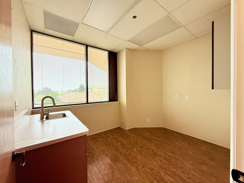 More Photos Of 127 Hospital Dr, Vallejo Medical For Lease