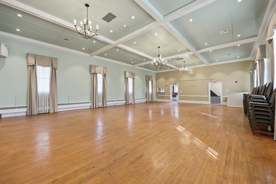 More Photos Of 43 Naubuc Ave, Glastonbury Flex For Sale