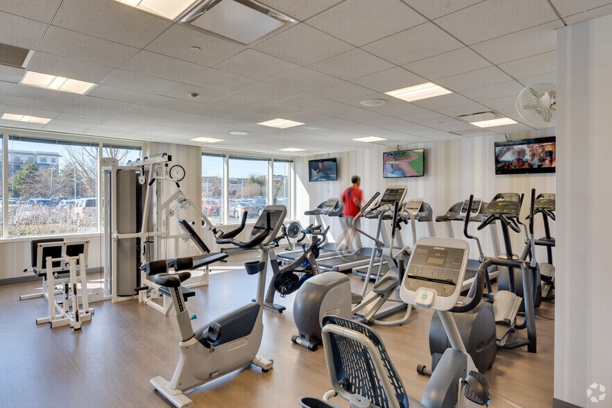 More Photos Of 1033 Skokie Blvd, Northbrook Unknown For Lease