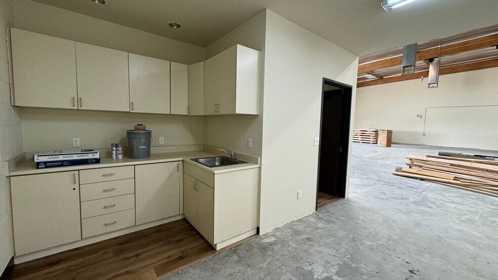 More Photos Of 9637-9649 Owensmouth Ave, Chatsworth Warehouse For Lease