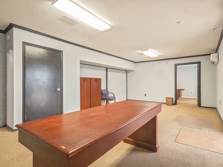 More Photos Of 401 S Ranchwood Blvd, Yukon Flex For Sale