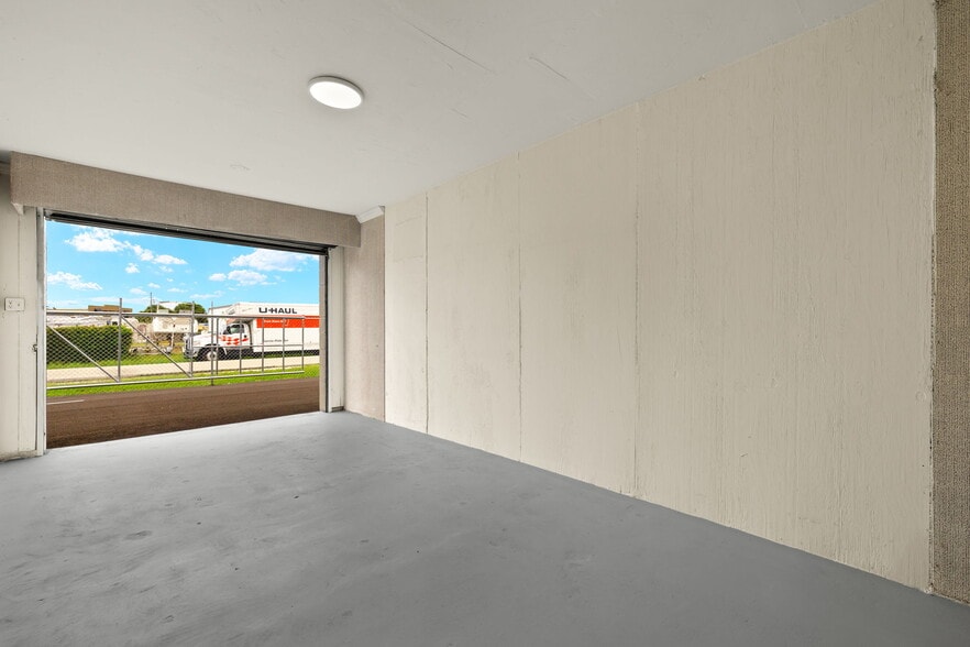 More Photos Of 17517 Rockefeller Cir, Fort Myers Self Storage For Sale