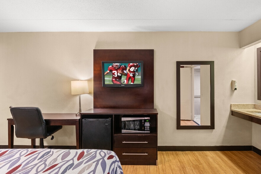 More Photos Of 3615 Dunckel Dr, Lansing Hotel For Sale