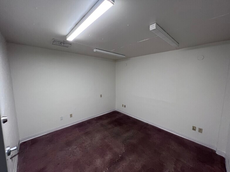 More Photos Of 811 S Santa Rita Ave, Tucson Warehouse For Lease