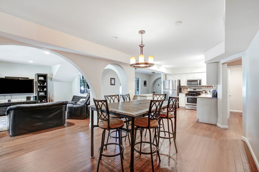 More Photos Of 13257-13259 Moorpark St, Sherman Oaks Office Residential For Sale