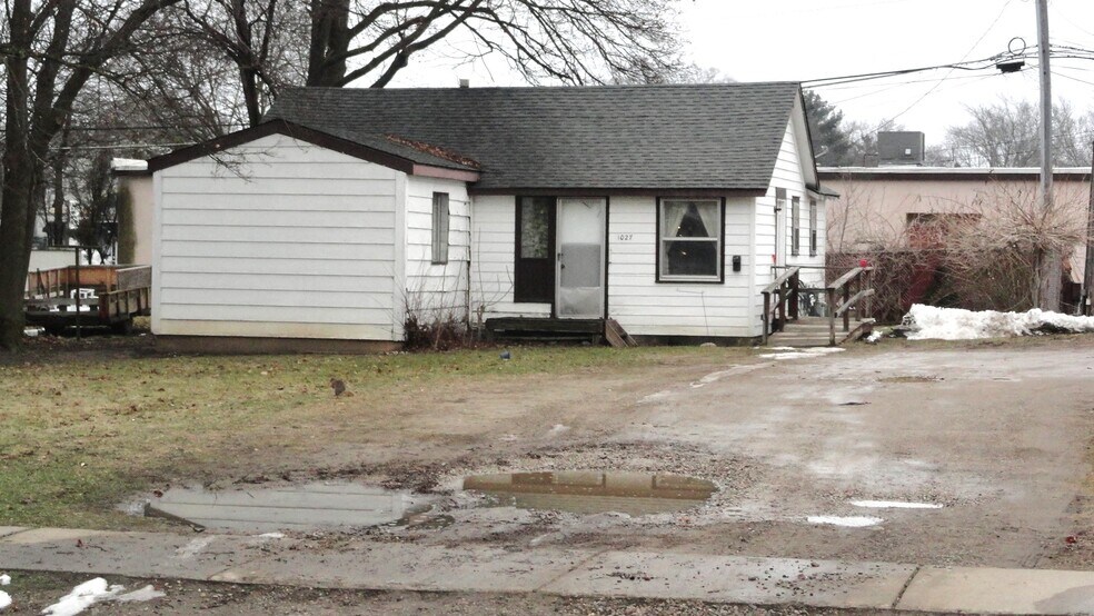 More Photos Of 1028 S Mission St, Mount Pleasant General Retail For Sale