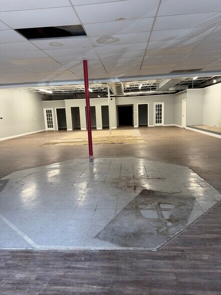More Photos Of 571 Broad St, New London Freestanding For Lease