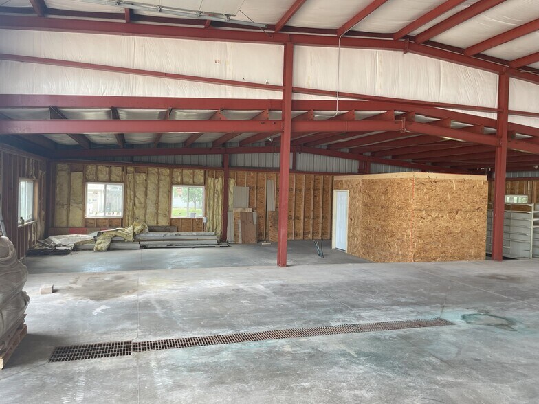 More Photos Of 2120 Market St, Beatrice Warehouse For Lease