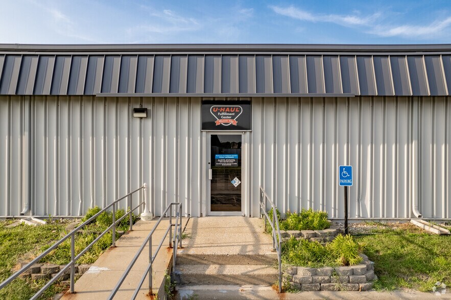 More Photos Of 1650-1690 N Topping Ave, Kansas City Warehouse For Lease