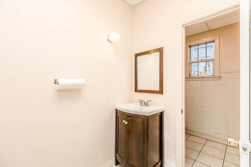 More Photos Of 4640-4650 Oakton St, Skokie Storefront For Lease