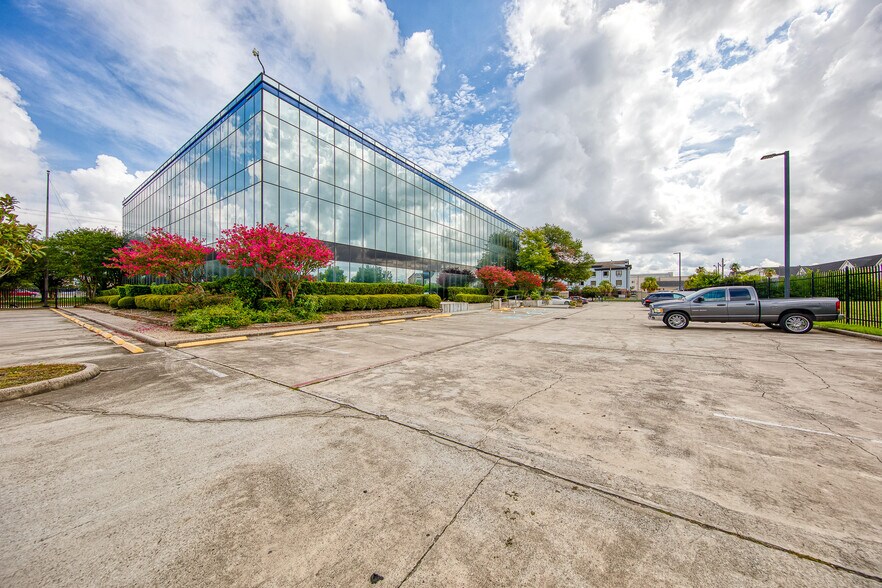 More Photos Of 1300 N Sam Houston Pky E, Houston Office Residential For Lease