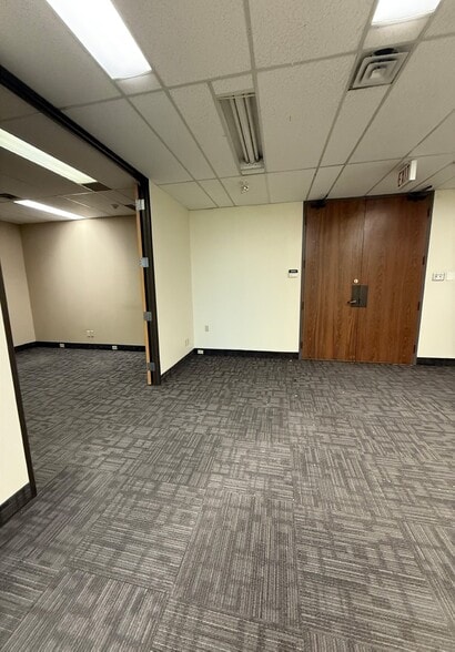 More Photos Of 405 Britannia Rd E, Mississauga Light Distribution For Lease