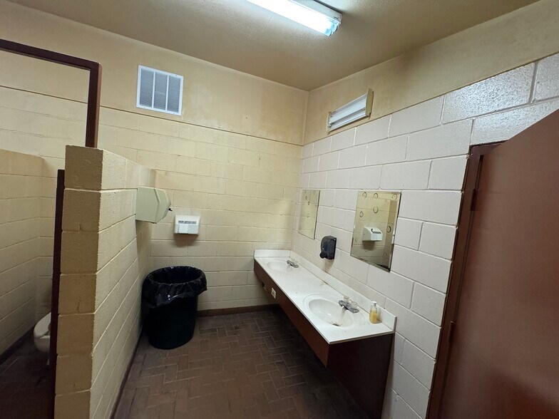 More Photos Of 633 Grand ave, Texola Flex For Sale
