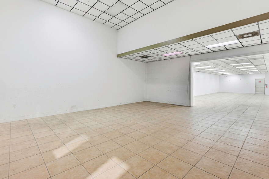 More Photos Of 657 NE Dixie Hwy, Jensen Beach Warehouse For Lease