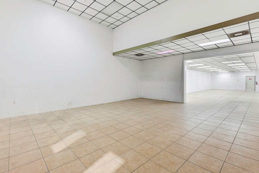 More Photos Of 657 NE Dixie Hwy, Jensen Beach Warehouse For Lease