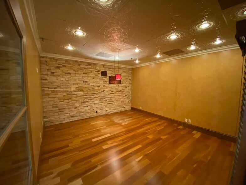 More Photos Of 1000 Camera Ave, Crestwood Flex For Lease