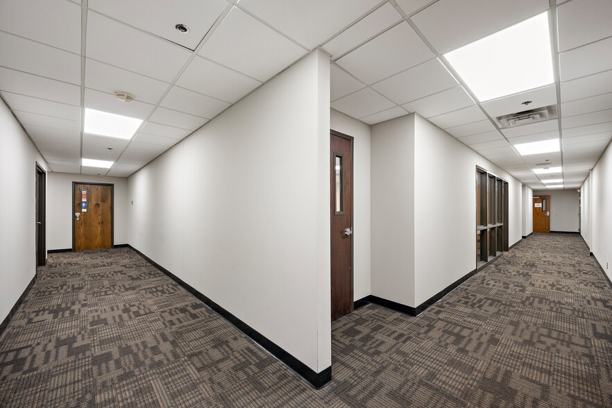 More Photos Of 1385 Mendota Heights Rd, Mendota Heights Light Distribution For Sale