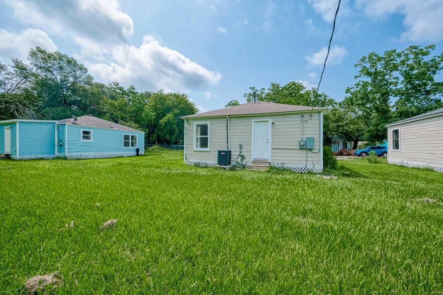 More Photos Of 2207 1/2 Cedar Bayou Rd, Baytown Apartments For Sale