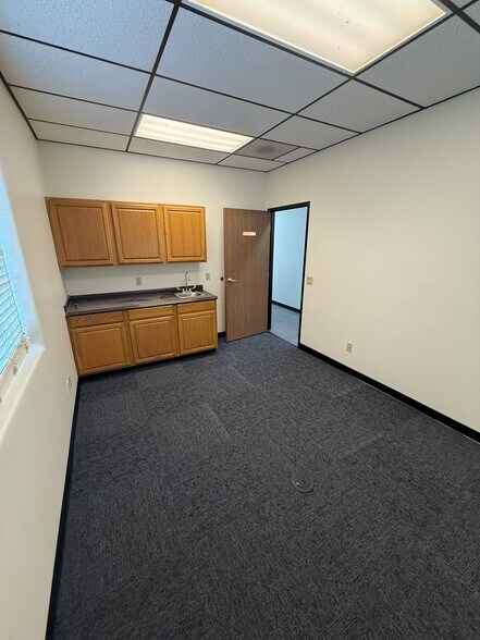 More Photos Of 969 Carrier Parkway Ave, Bakersfield Warehouse For Lease