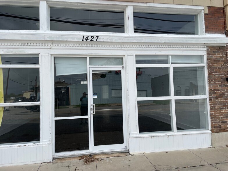 More Photos Of 1427 N Austin St, Seguin Flex For Lease