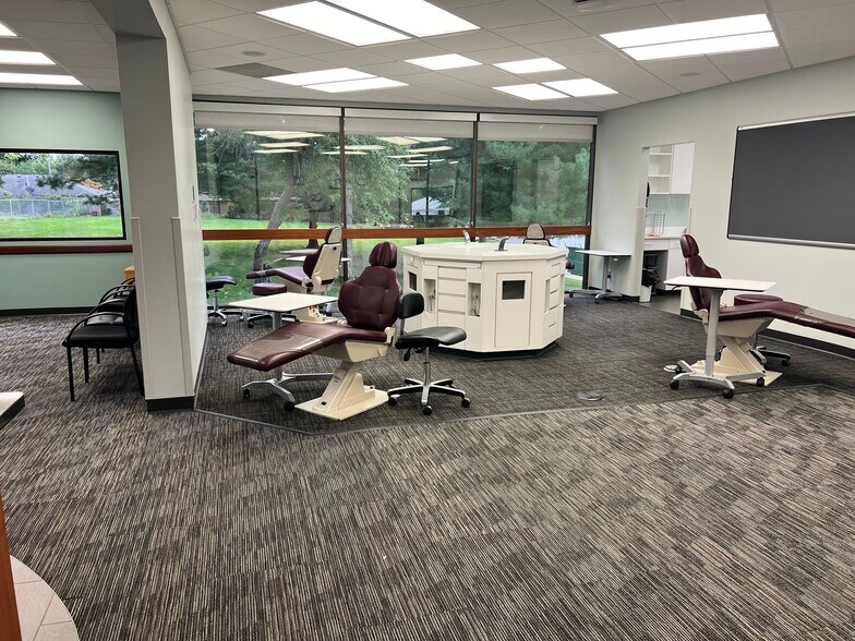 More Photos Of 7180 Hickman Rd, Windsor Heights Medical For Lease