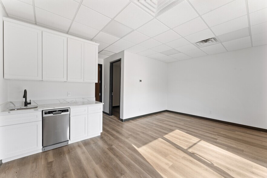 More Photos Of 5707-5709 Gardendale Dr, Houston Unknown For Lease