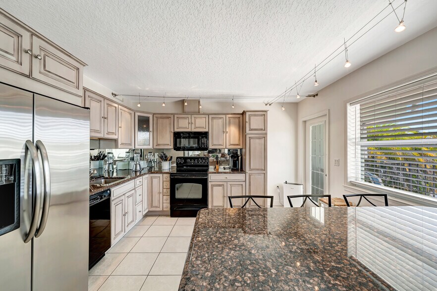 More Photos Of 23 Royal Palm Pointe, Vero Beach Restaurant For Sale