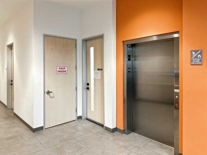 More Photos Of 980 W 6th St, Ontario Coworking Space